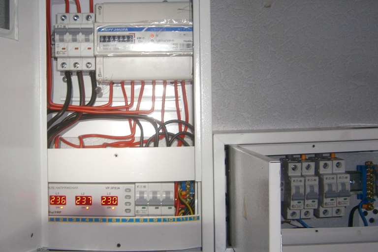установка реле контроля напряжения